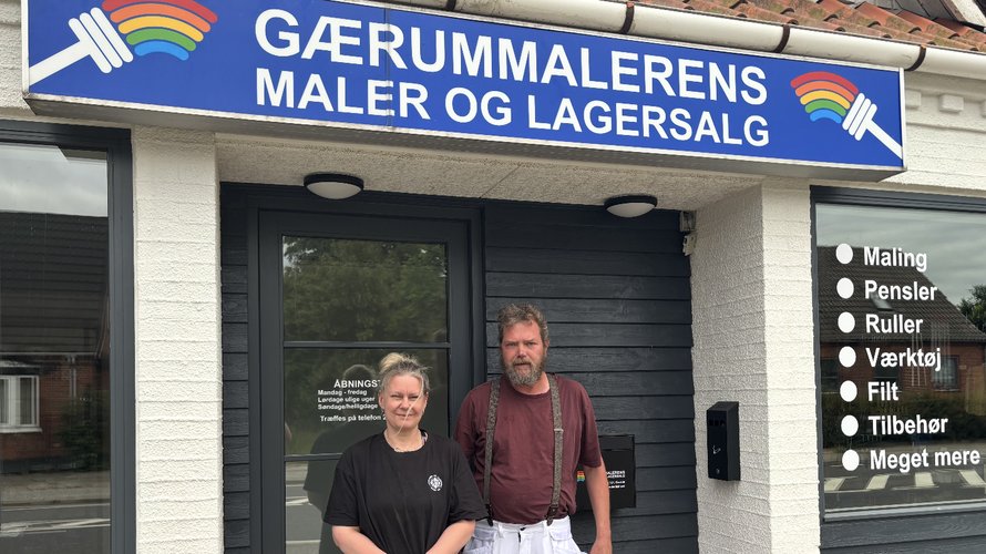Facaden hos Gærummalerens Maler & Lagersalg med det blå skilt og maler-regnbuen